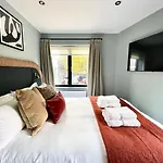 Barton Luxury 2 Of 2 Sleeps 6 بيت للعطل بريستول