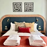 Barton Luxury 2 Of 2 Sleeps 6 *