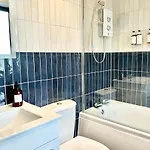 Barton Luxury 2 Of 2 Sleeps 6 بريستول