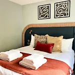 Barton Luxury 2 Of 2 Sleeps 6 * بريستول