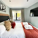 Barton Luxury 2 Of 2 Sleeps 6
