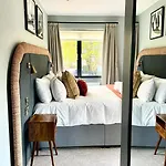 بيت للعطل Barton Luxury 2 Of 2 Sleeps 6 *