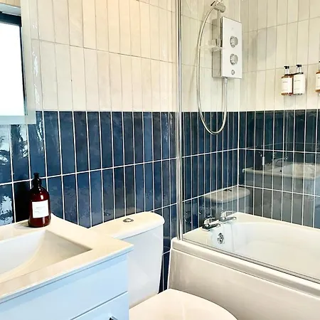 Barton Luxury 2 Of 2 Sleeps 6 بريستول