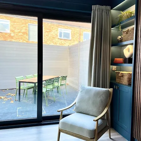 Barton Luxury 2 Of 2 Sleeps 6 別荘