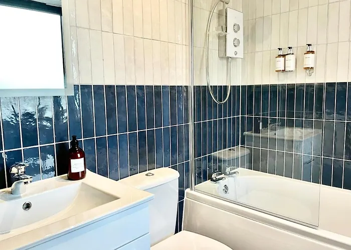 Barton Luxury 2 Of 2 Sleeps 6 Bristol