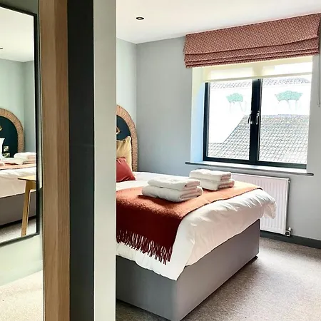 Barton Luxury 2 Of 2 Sleeps 6 Prázdninový dům Bristol