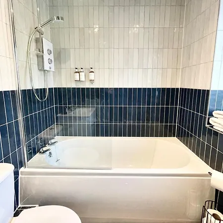 Barton Luxury 2 Of 2 Sleeps 6 * Bristol