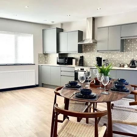 Barton Luxury 2 Of 2 Sleeps 6