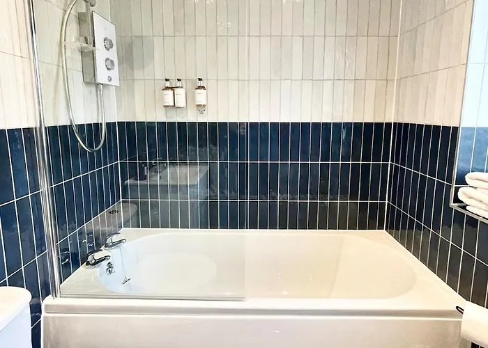 Barton Luxury 2 Of 2 Sleeps 6 * Bristol