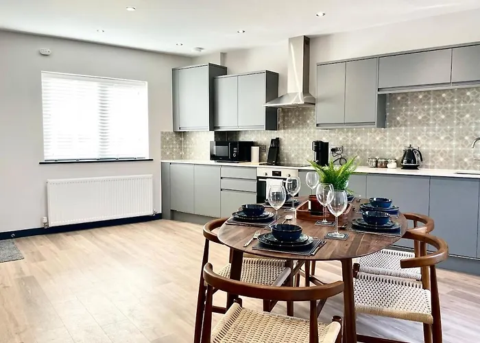 Barton Luxury 2 Of 2 Sleeps 6